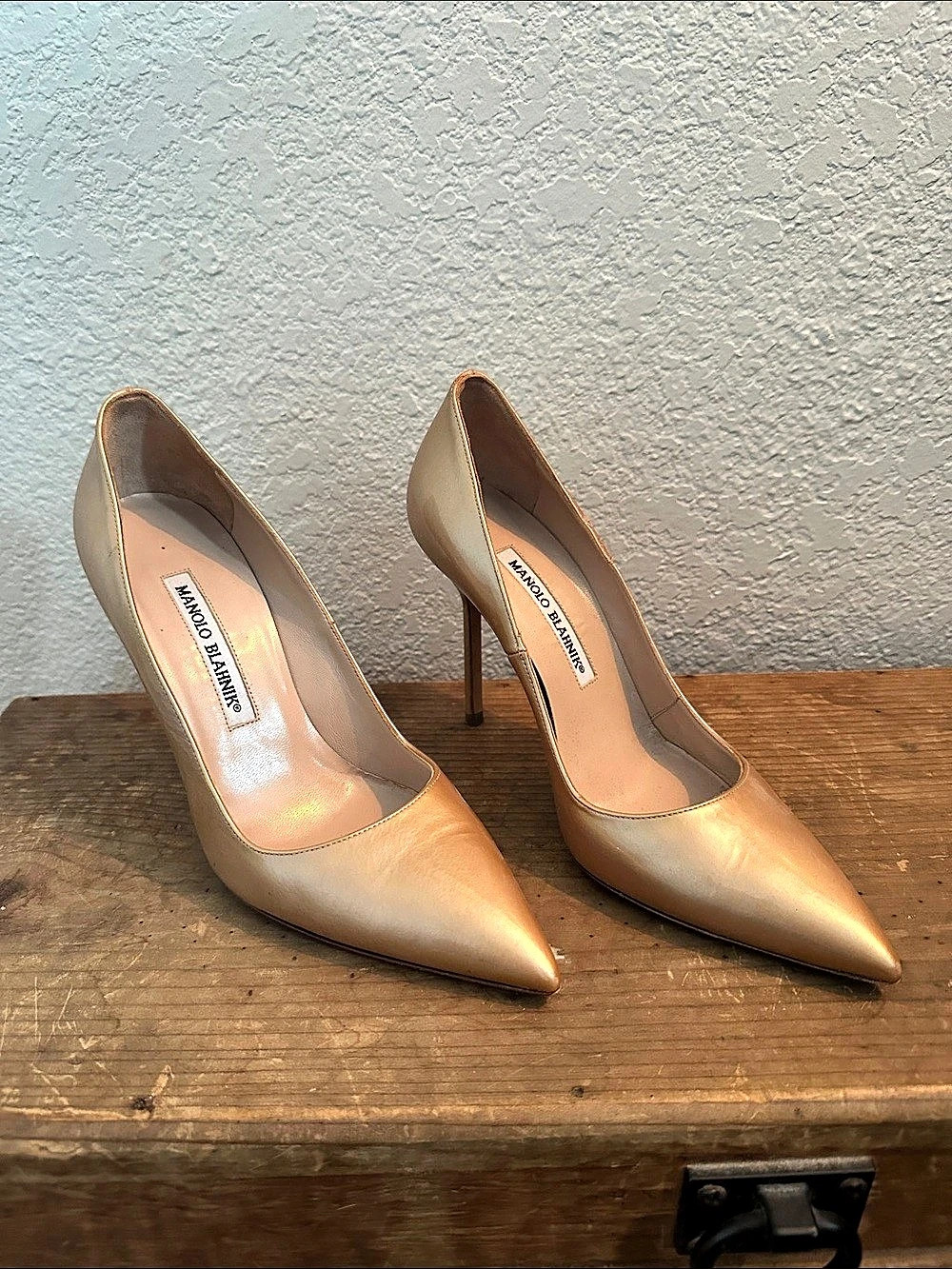 Manolo Blahnik Metallic Leather Pumps in Gold
